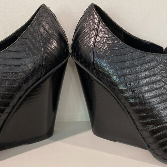 Kenneth Cole Black Snakeskin Pointy Ankle Bootie Size 9 - Picture 8 of 14